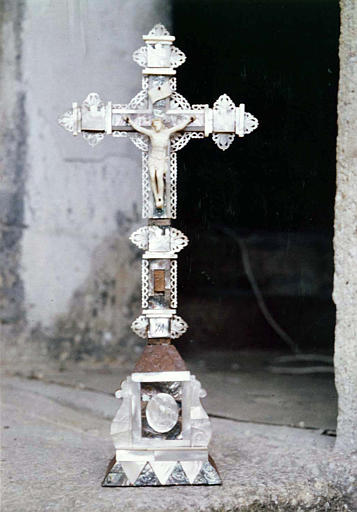 Croix-reliquaire en bois incrusté de nacre, avec un Christ en ivoire sculpté