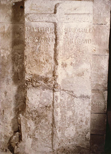 Dalle funéraire de saint Bertrand de Garrigue en pierre sculptée d'une croix et gravée d'une inscription
