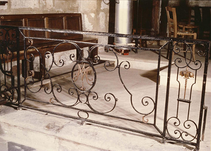 Clôture de choeur en fer forgé à décor de volutes et au monogramme de la Vierge