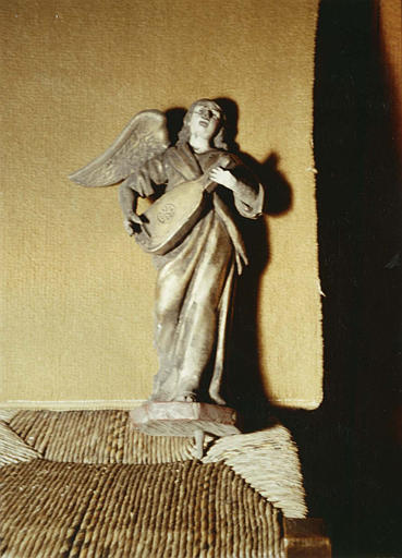 Statue : 'ange jouant du luth', bois sculpté, stuc