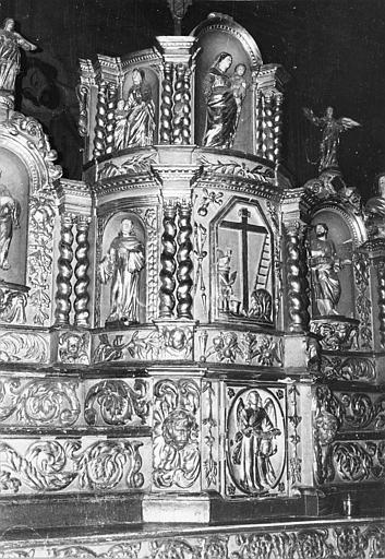 Tabernacle : détail de la partie centrale à deux niveaux et de la porte sculptée en bas-relief d'un ange tenant le linge de sainte Véronique, bois sculpté, doré