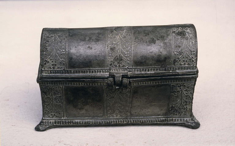 Coffret aux saintes huiles à décor de bandes de rinceaux végétaux et de frises de losanges, étain