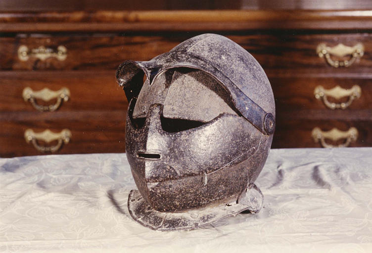 Casque dit Tête de Cadart, du nom d'un chef Huguenot mort devant les murs de Buis-les-Baronnies, fer - © Ministère de la Culture (France), Médiathèque du patrimoine et de la photographie (objets mobiliers), tous droits réservés