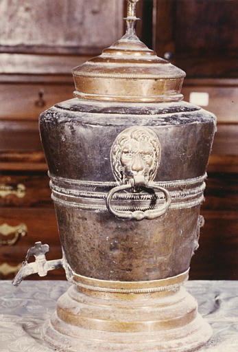 Fontaine à eau baptismale en cuivre à décor d'incisions et de têtes de lions - © Ministère de la Culture (France), Médiathèque du patrimoine et de la photographie (objets mobiliers), tous droits réservés