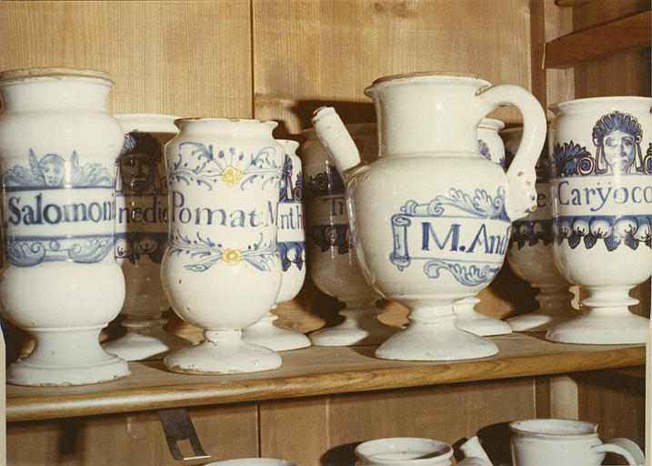 Pots à pharmacie : une chevrette et plusieurs pots à canon en faïence à décor bleu sur fond blanc - © Ministère de la Culture (France), Médiathèque du patrimoine et de la photographie (objets mobiliers), tous droits réservés