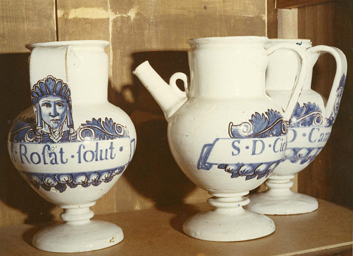 Pots à pharmacie : trois chevrettes en faïence à décor bleu sur fond blanc - © Ministère de la Culture (France), Médiathèque du patrimoine et de la photographie (objets mobiliers), tous droits réservés