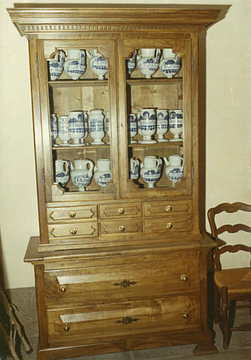 Meuble de pharmacie à deux corps, composé de deux vantaux vitrés et huit tiroirs, à corniche sculptée de mutules - © Ministère de la Culture (France), Médiathèque du patrimoine et de la photographie (objets mobiliers), tous droits réservés
