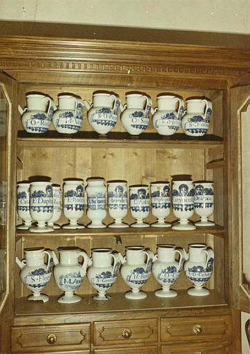 Pots à pharmacie (22) : chevrettes et pots à canon en faïence à décor bleu sur fond blanc - © Ministère de la Culture (France), Médiathèque du patrimoine et de la photographie (objets mobiliers), tous droits réservés