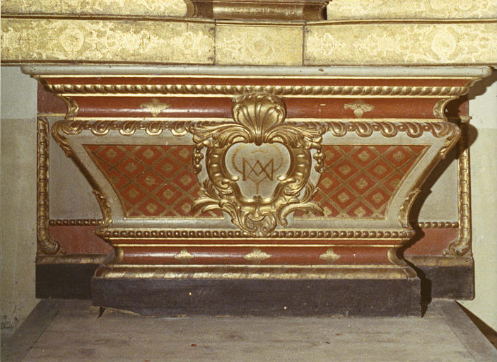 Autel galbé en bois sculpté de godrons et d'un cartouche central surmonté d'une coquille, bois peint et doré - © Ministère de la Culture (France), Médiathèque du patrimoine et de la photographie (objets mobiliers), tous droits réservés