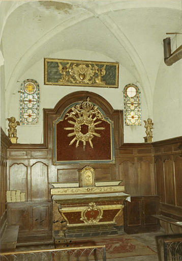 Autel, gradin d'autel, tabernacle, retable : autel galbé sculpté d'un cartouche et d'un crucifix, retable composé d'un panneau sculpté d'une Gloire en bois doré - © Ministère de la Culture (France), Médiathèque du patrimoine et de la photographie (objets mobiliers), tous droits réservés