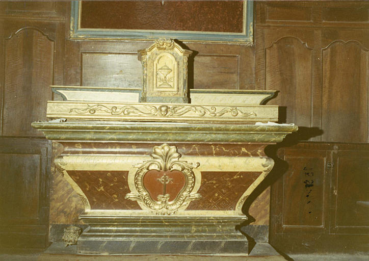 Autel, gradin d'autel, tabernacle : autel galbé à cartouche et crucifix, tabernacle à porte sculptée d'un ciboire, bios sculpté, doré, peint - © Ministère de la Culture (France), Médiathèque du patrimoine et de la photographie (objets mobiliers), tous droits réservés