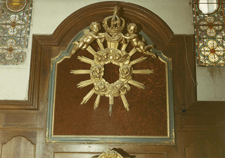 Retable : panneau cintré sculpté d'une Gloire en bois doré, bois sculpté, peint, doré - © Ministère de la Culture (France), Médiathèque du patrimoine et de la photographie (objets mobiliers), tous droits réservés