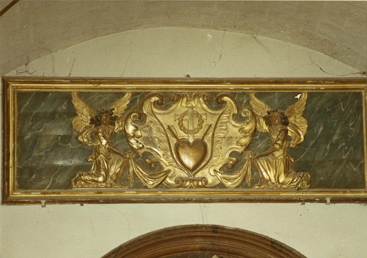 Bas-relief : panneaux sculpté en bas-relief de deux anges tenant un cartouche sculpté d'une croix, d'une couronne d'épines et d'un coeur percé de flèches, bois sculpté, peint, doré - © Ministère de la Culture (France), Médiathèque du patrimoine et de la photographie (objets mobiliers), tous droits réservés