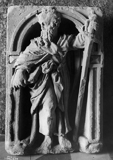 Bas-relief : 'Saint Paul', pierre sculptée