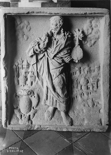 Bas-relief : 'Saint personnage', pierres sculptée