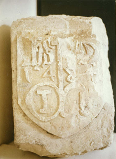 Bas-relief : écusson sculpté d'une inscription en bas-relief, pierre, 1484