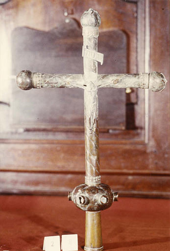 Croix de procession en cuivre, anciennement ornée de cabochons - © Ministère de la Culture (France), Médiathèque du patrimoine et de la photographie (objets mobiliers), tous droits réservés