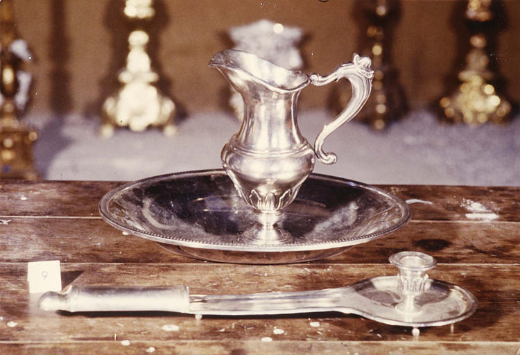 Aiguière à ablutions, bassin à ablutions, bougeoir pontifical en argent à simple décor de feuilles - © Ministère de la Culture (France), Médiathèque du patrimoine et de la photographie (objets mobiliers), tous droits réservés