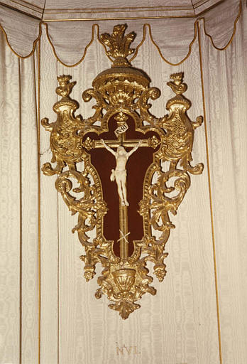 Croix encadrée dans un cadre en bois sculpté de rinceaux végétaux et doré, avec un Christ en ivoire sculpté - © Ministère de la Culture (France), Médiathèque du patrimoine et de la photographie (objets mobiliers), tous droits réservés
