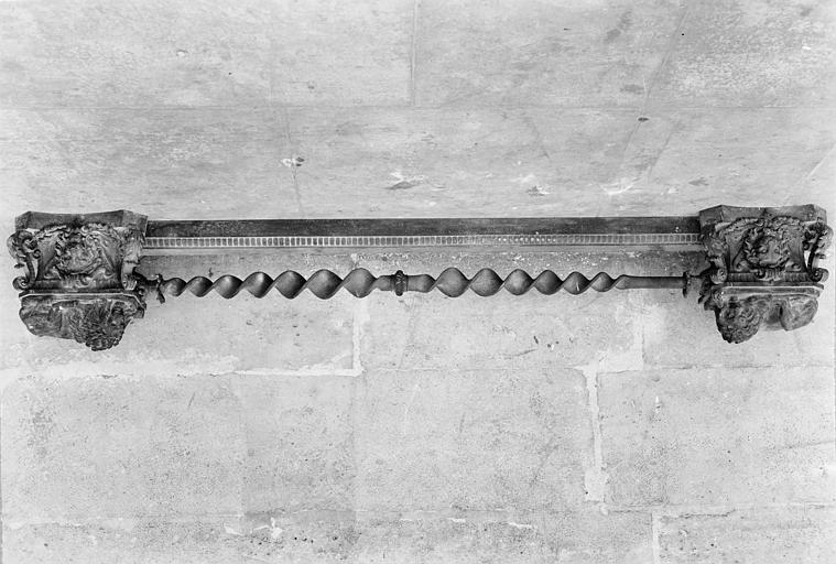 Garde-feu en bronze à décor de lions couchés sur des socles ornés de têtes de lions et de volutes