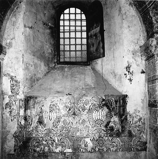 Revêtement mural : papier peint au décor imprimé de fleurs, arabesques et cartouches - © Ministère de la Culture (France), Médiathèque du patrimoine et de la photographie (objets mobiliers), tous droits réservés