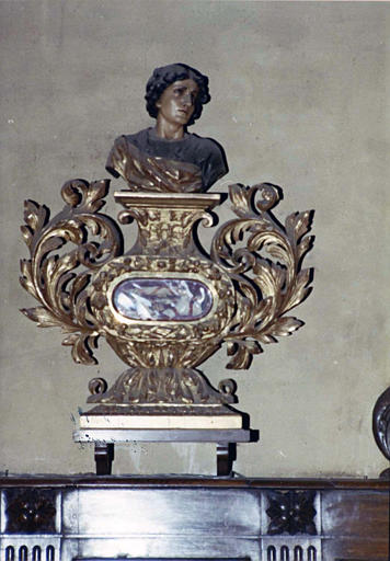 Buste-reliquaire à l'effigie d'un saint jeune et imberbe, au socle sculpté en forme de vase à anses faites d'enroulements feuillagés - © Ministère de la Culture (France), Médiathèque du patrimoine et de la photographie (objets mobiliers), tous droits réservés