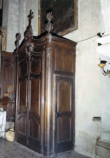 Tambour de porte en forme d'armoire à deux vantaux moulurés et à corniche chantournée surmontée de pots à feu, bois sculpté - © Ministère de la Culture (France), Médiathèque du patrimoine et de la photographie (objets mobiliers), tous droits réservés