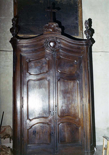 Tambour de porte en forme d'armoire à deux vantaux moulurés et à corniche chantournée surmontée de pots à feu, bois sculpté - © Ministère de la Culture (France), Médiathèque du patrimoine et de la photographie (objets mobiliers), tous droits réservés