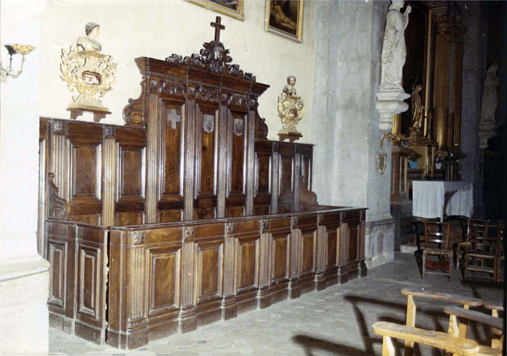 Banc d'oeuvre en bois sculpté de pilastres et d'éléments végétaux