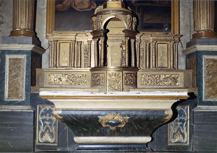 Autel, tabernacle : autel galbé en bois sculpté d'un cartouche central et tabernacle et son exposition, l'ensemble en bois sculpté et doré