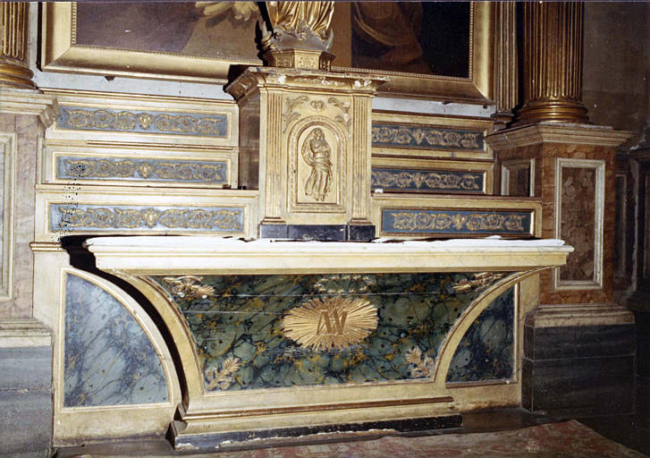 Autel en bois peint en marbre feint, sculpté de palmettes et du monogramme de la Vierge - © Ministère de la Culture (France), Médiathèque du patrimoine et de la photographie (objets mobiliers), tous droits réservés