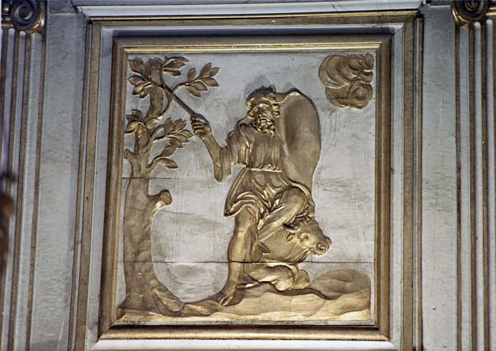 Lambris de revêtement : 'Saint Luc', détail d'un panneau sculpté en bas relief, bois peint, doré