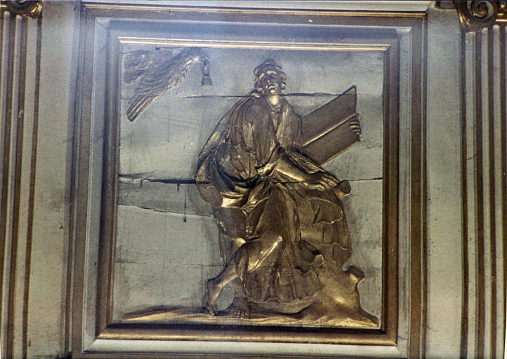 Lambris de revêtement : 'Saint Jean', détail d'un panneau sculpté en bas relief, bois peint, doré - © Ministère de la Culture (France), Médiathèque du patrimoine et de la photographie (objets mobiliers), tous droits réservés