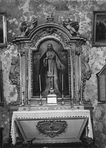 Autel, retable, tableau : autel sculpté d'un cartouche au Sacré Coeur, petit retable architecturé à corniche cintrée à plusieurs ressauts, sculpté d'angelots - © Ministère de la Culture (France), Médiathèque du patrimoine et de la photographie (objets mobiliers), tous droits réservés