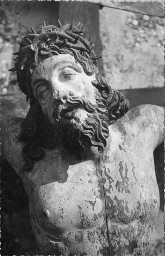 Statue : Christ en croix