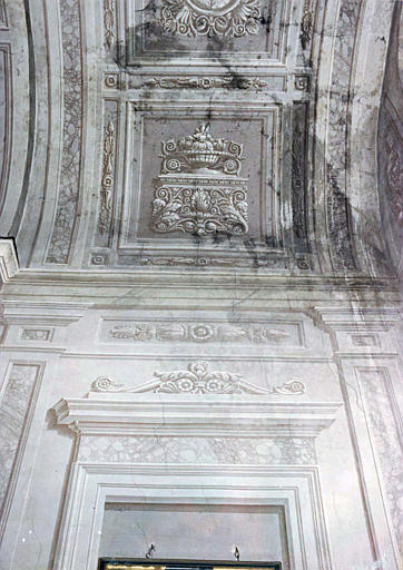 Chapelle latérale sud, peinture monumentale représentant des caissons et des éléments sculptés en trompe l'oeil