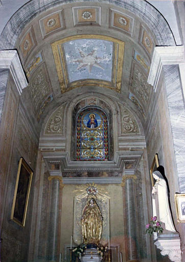 Chapelle latérale nord, peinture monumentale représentant un retable, des caissons et des éléments sculptés en trompe l'oeil