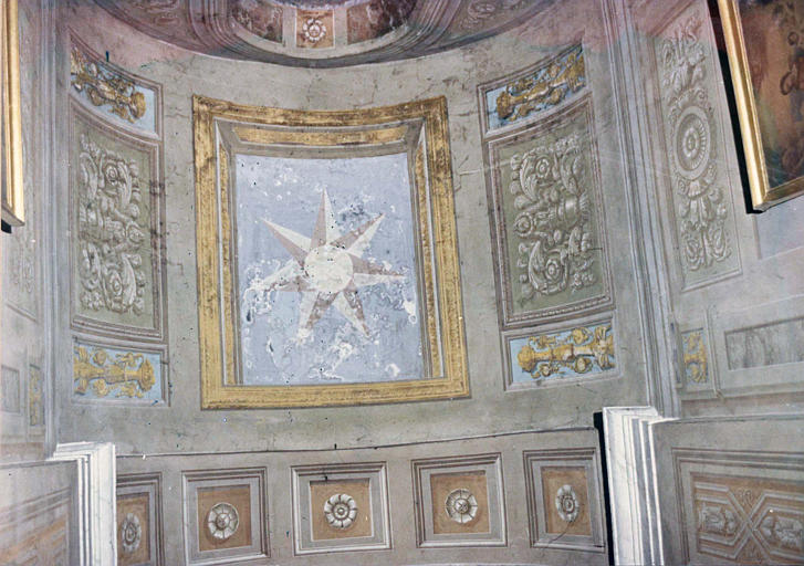 Chapelle latérale nord, peinture monumentale : détail de la voûte à décor de caissons et décors sculptés en trompe l'oeil