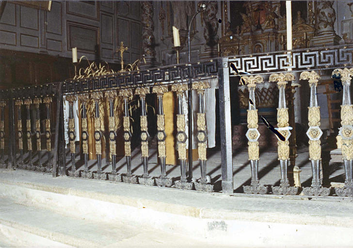 Clôture de choeur en fonte à décor de grecques et de barreaux ornés de rosaces et feuilles d'acanthe