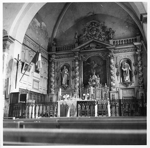 Autel, tabernacle, retable, tableau, statues (2) : 'Deux saints adorant la Vierge à l'Enfant', 'Saint Benoît', 'Saint Laurent', retable architecturé à trois travées, bois sculpté, peint, doré