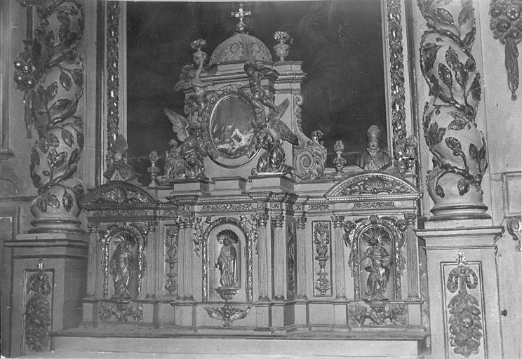 Tabernacle architecturé orné de trois niches contenant trois statuettes, surmonté d'une exposition entourée d'anges adorateurs, bois sculpté, doré