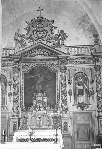Autel, tabernacle, retable, tableau, statues (2) : 'Deux saints adorant la Vierge à l'Enfant', 'Saint Benoît', 'Saint Laurent', retable architecturé à trois travées, bois sculpté, peint, doré