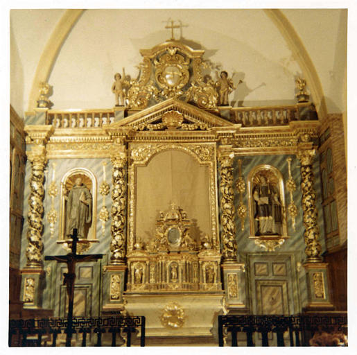 Autel, tabernacle, retable, statues (2) : 'Saint Laurent', 'Saint Benoît', autel galbé, retable et tabernacle architecturés, bois sculpté, peint, doré