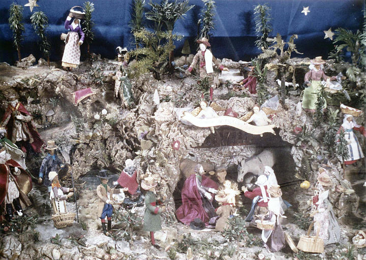 Crèche provençale mettant en scène des santons