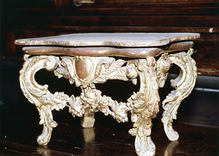 Tabouret à quatre pieds galbés, sculpté d'épis de blé, de grappes de raisin et de feuillages, bois sculpté, doré