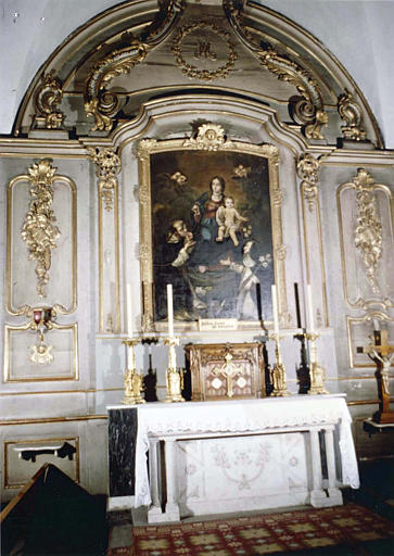 Retable, tableau : 'L'institution du Rosaire', retable organisé à la manière de lambris de revêtement en bois sculpté de trophées, moulures et éléments végétaux, peint et doré