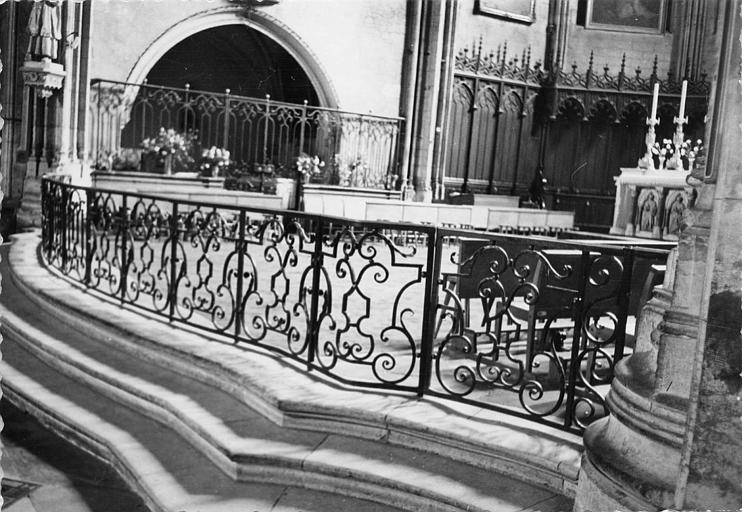 Clôture de choeur en fer forgé à décor d'arabesques - © Ministère de la Culture (France), Médiathèque du patrimoine et de la photographie (objets mobiliers), tous droits réservés