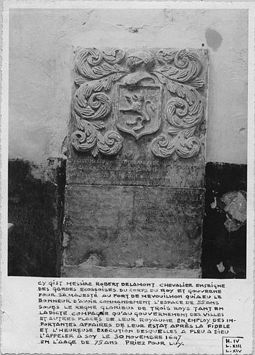 Dalle funéraire sculptée d'armoiries et de rinceaux, et gravée d'une inscription
