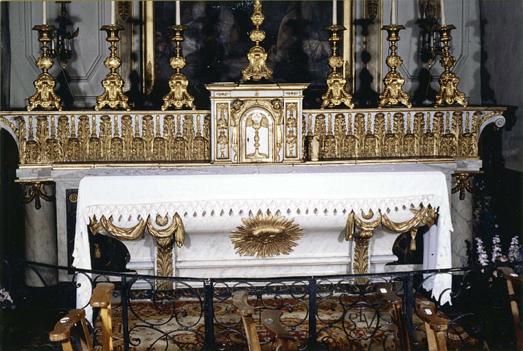 Autel, gradin d'autel, tabernacle : autel galbé orné de draperies sculptées, gradin d'autel à frises de palmettes, tabernacle sculpté de chutes de fleurs, bois sculpté, peint, doré - © Ministère de la Culture (France), Médiathèque du patrimoine et de la photographie (objets mobiliers), tous droits réservés