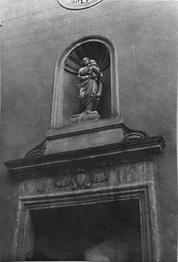 Groupe sculpté : 'Vierge à l'Enfant', pierre sculptée, placée dans une niche - © Ministère de la Culture (France), Médiathèque du patrimoine et de la photographie (objets mobiliers), tous droits réservés